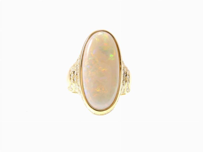 Anello in Oro Giallo con Diamanti e Opale Arlecchino