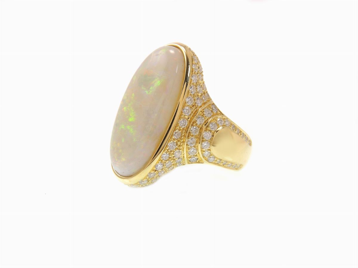 Anello in Oro Giallo con Diamanti e Opale Arlecchino