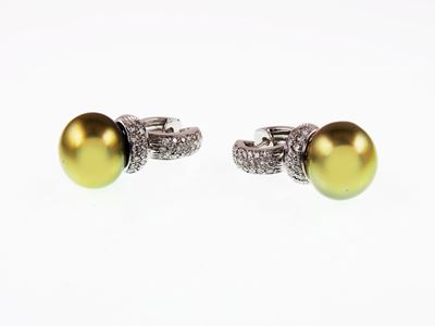 Orecchini Pendenti in Oro Bianco, Diamanti e Perla Tahiti Verde