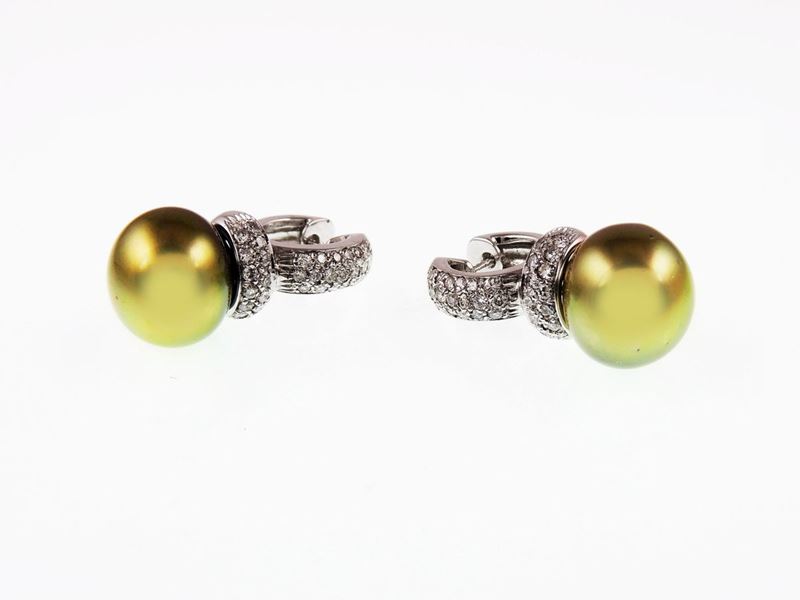 Orecchini Pendenti in Oro Bianco, Diamanti e Perla Tahiti Verde