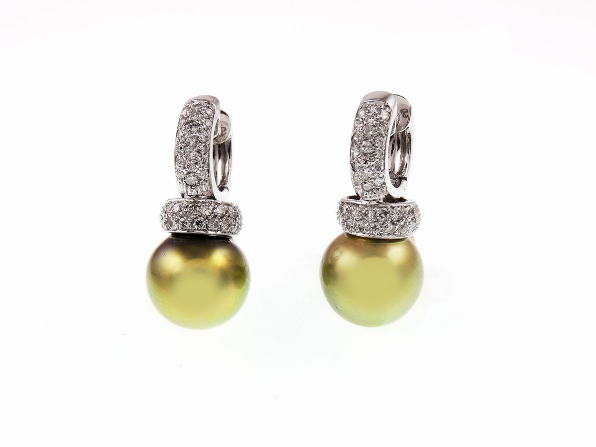 Orecchini Pendenti in Oro Bianco, Diamanti e Perla Tahiti Verde