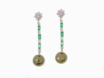 Orecchini Pendenti in Oro Bianco, Diamanti, Smeraldi e Perle South Sea