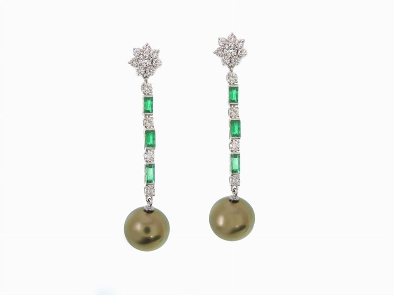 Orecchini Pendenti in Oro Bianco, Diamanti, Smeraldi e Perle South Sea