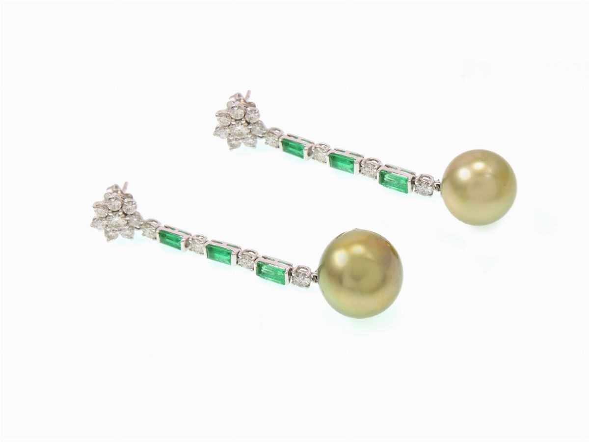 Orecchini Pendenti in Oro Bianco, Diamanti, Smeraldi e Perle South Sea