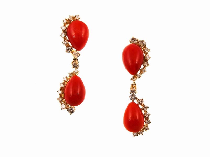 Orecchini Pendenti in Oro Giallo 585/1000 con Diamanti Brown e Corallo Rosso