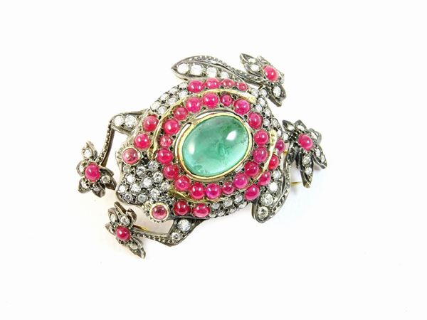 Animalier-shaped yellow gold and silver brooch with diamonds, rubies and emerald