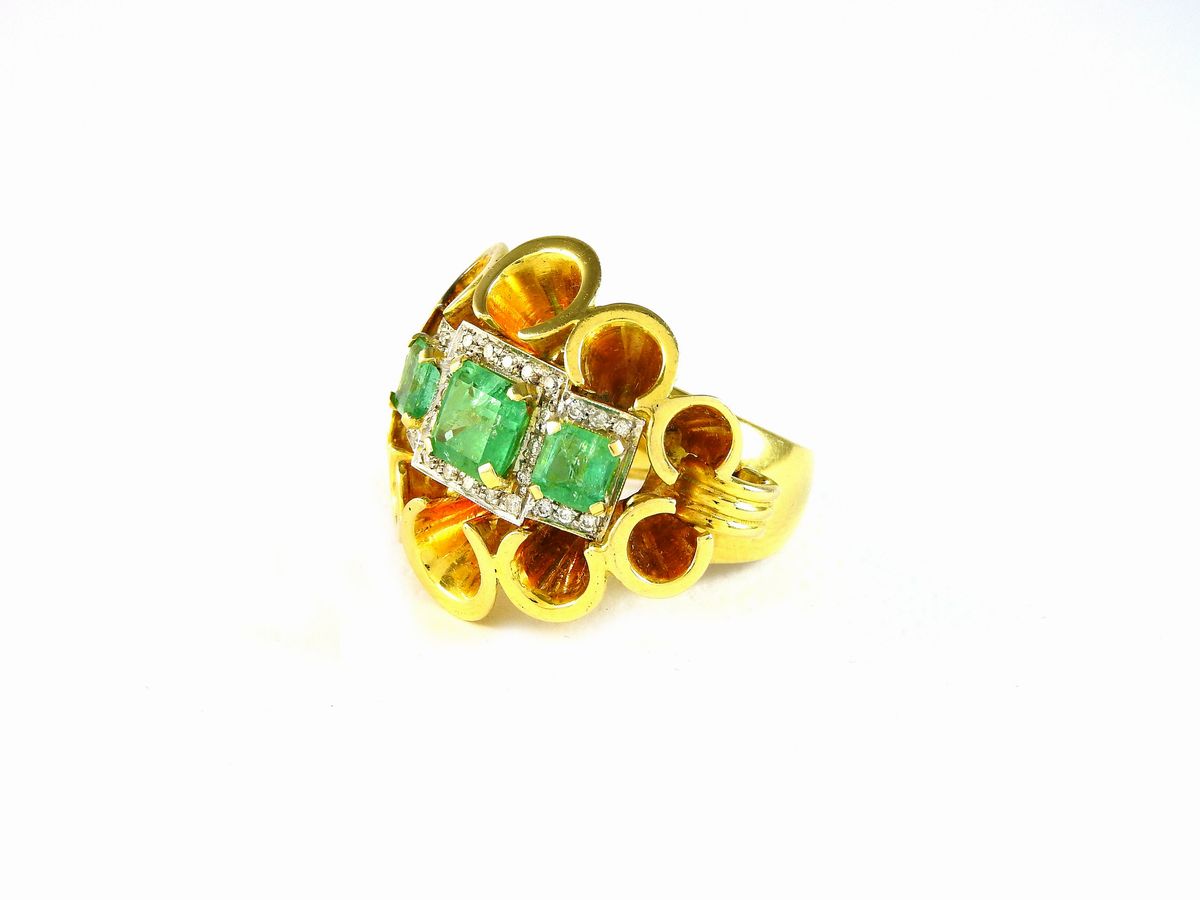 Anello in Oro Giallo e Bianco, Diamanti e Smeraldi