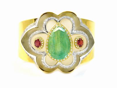 Bracciale Rigido in Oro Giallo, Diamanti, Rubini, Smeraldo e Quarzo Sabbiato