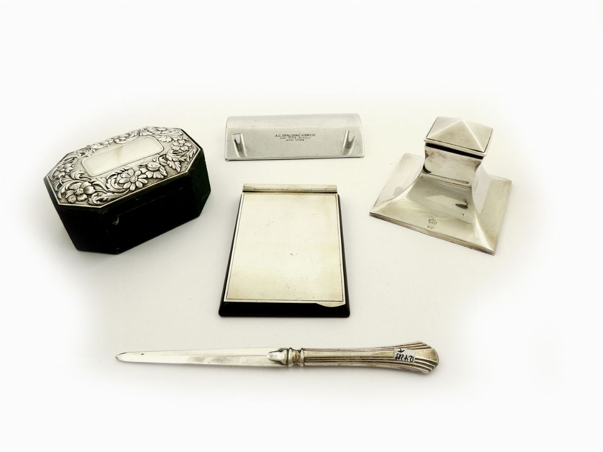 Lotto di oggetti da scrivania in metallo argentato e argento - Asta Arredi,  Dipinti Antichi, Argenti e