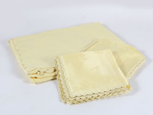 A ligth yellow damask cotton table cloth