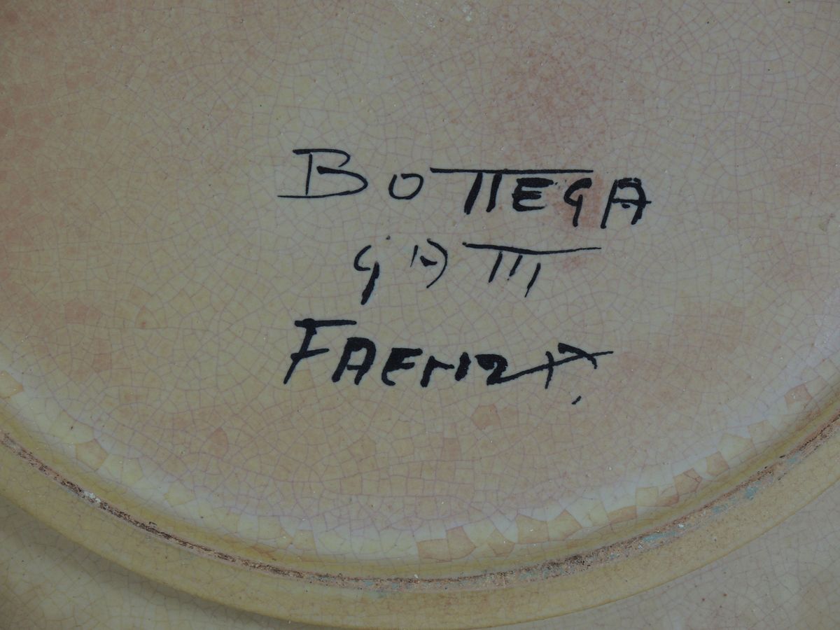 Piatto da Parata in Terracotta Gatti Faenza Smaltata a Lustro