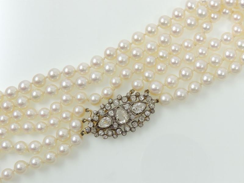 Collana a Tre Fili di Perle Coltivate Akoya con Fermezza in Oro Giallo, Argento e Diamanti