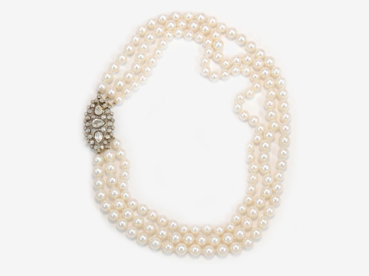 Collana a Tre Fili di Perle Coltivate Akoya con Fermezza in Oro Giallo, Argento e Diamanti
