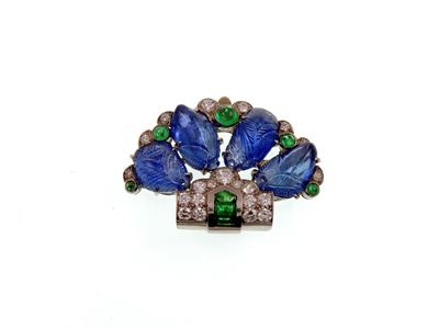 Clip Art Deco "tutti Frutti" Cartier in Platino e Oro Bianco, Diamanti, Zaffiri e Smeraldi