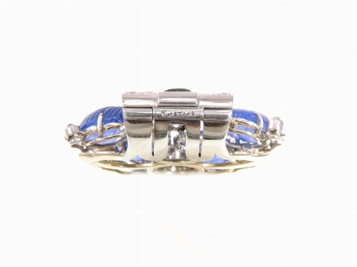 Clip Art Deco "tutti Frutti" Cartier in Platino e Oro Bianco, Diamanti, Zaffiri e Smeraldi