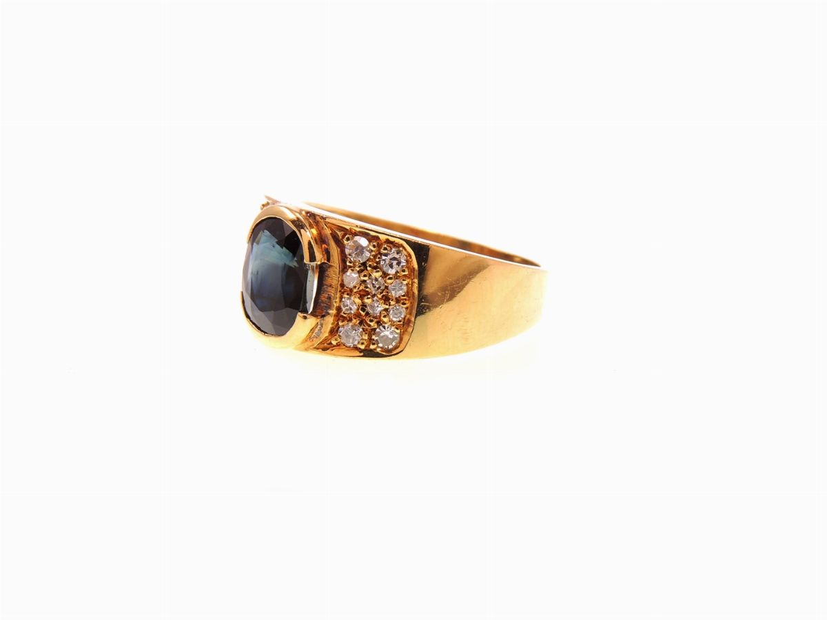 Anello a Fascia in Oro Giallo con Diamanti e Zaffiro
