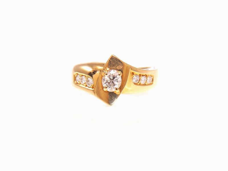 Anello in Oro Giallo con Diamanti