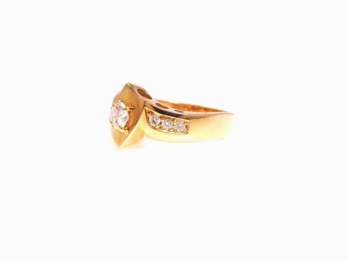 Anello in Oro Giallo con Diamanti