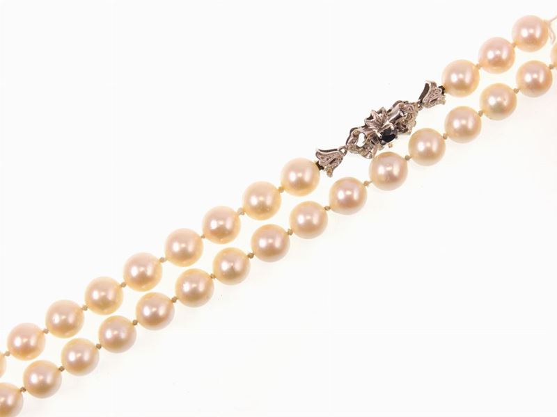 Collana di Perle Coltivate Akoya con Fermezza in Oro Bianco e Zaffiro