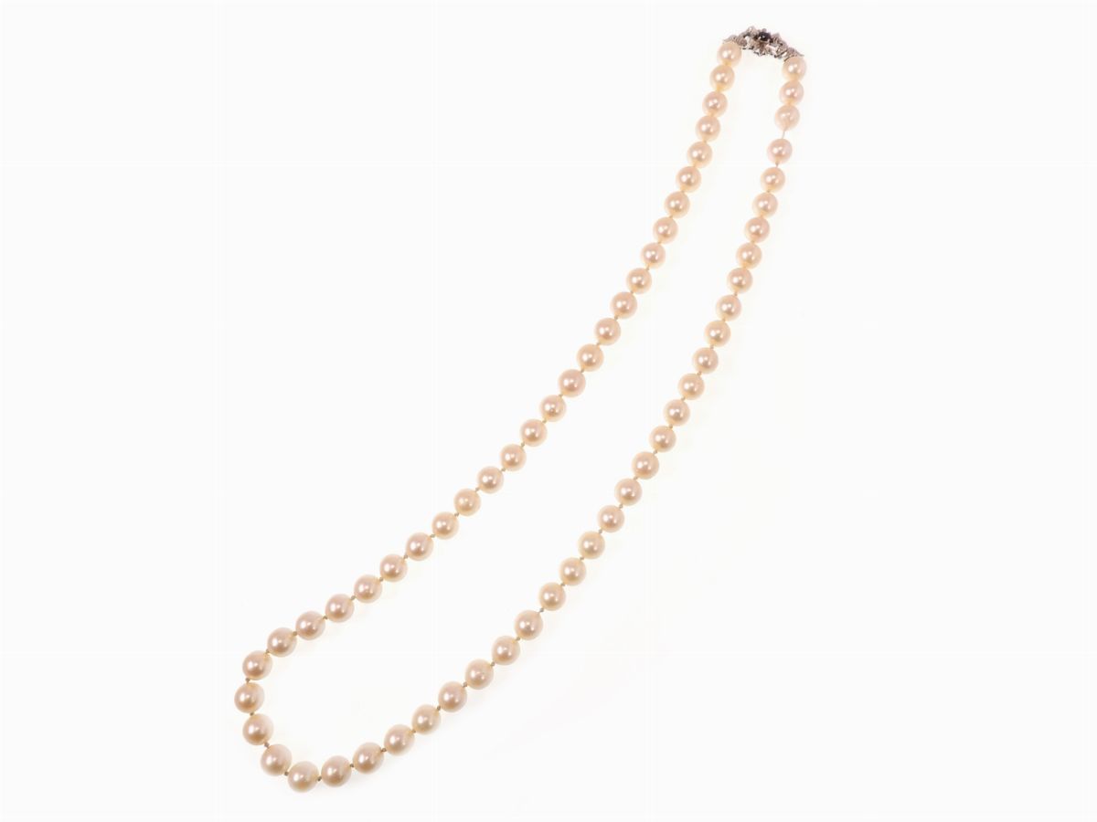 Collana di Perle Coltivate Akoya con Fermezza in Oro Bianco e Zaffiro