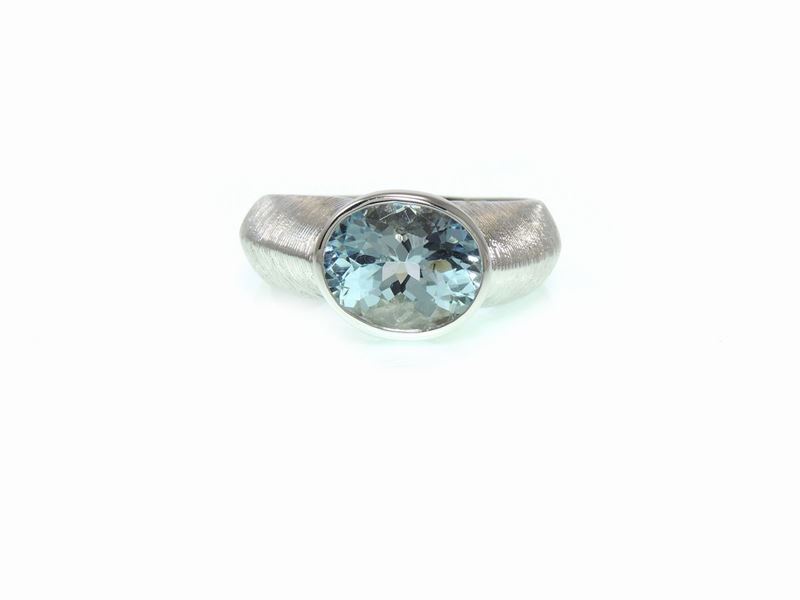 Anello in Oro Bianco con Acquamarina