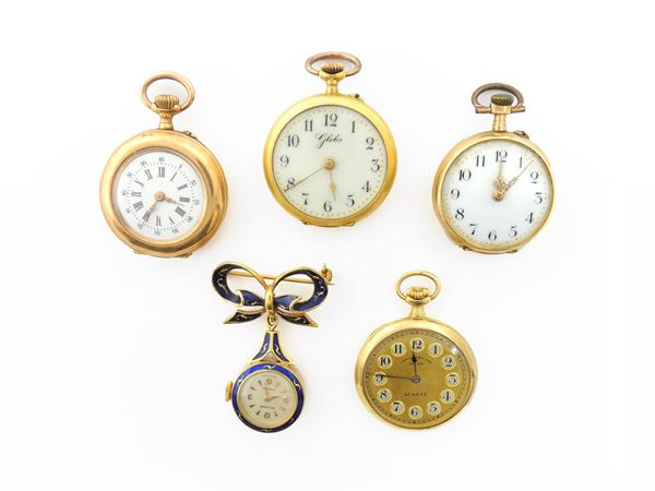 Cinque piccoli orologi da tasca per donna in oro giallo di cui uno con spilla a fiocco