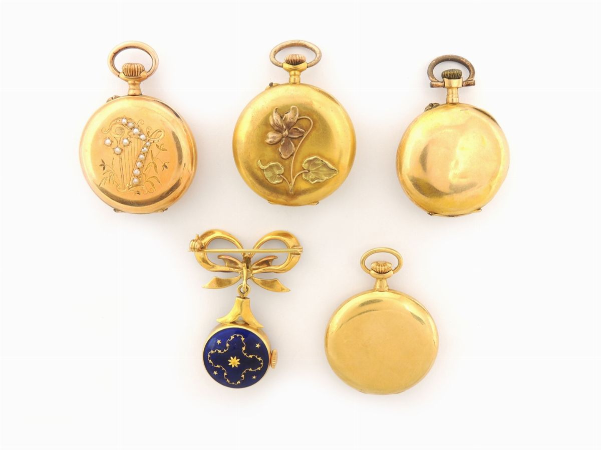 Cinque Piccoli Orologi da Tasca per Donna in Oro Giallo di Cui uno con Spilla a Fiocco