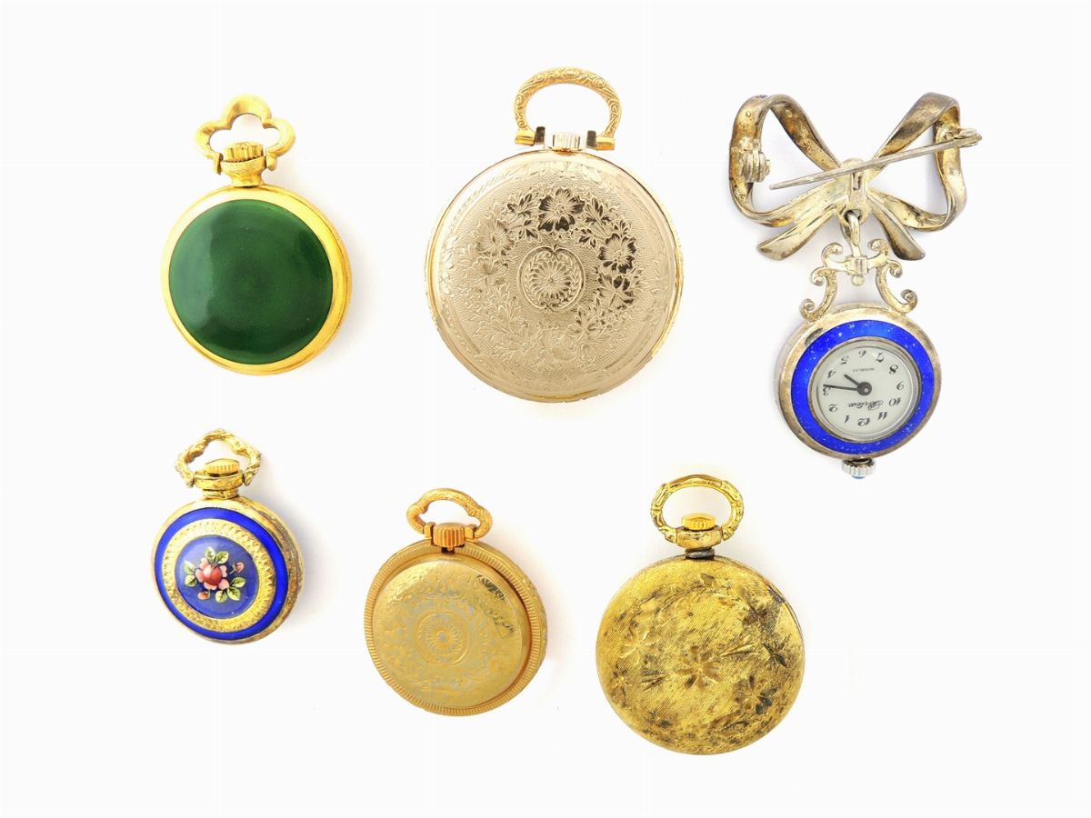 Sei Piccoli Orologi da Tasca per Donna in Metallo e uno con Spilla in Argento