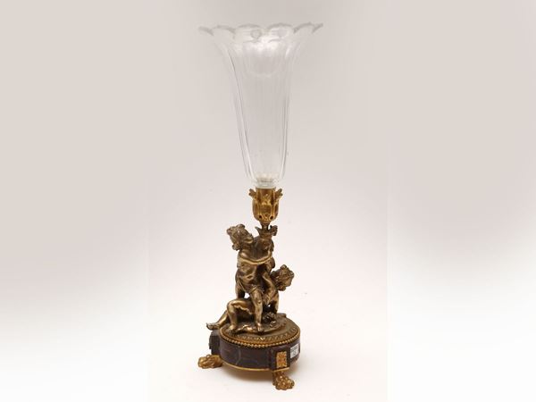 Un vaso in cristallo, bronzo dorato e marmo