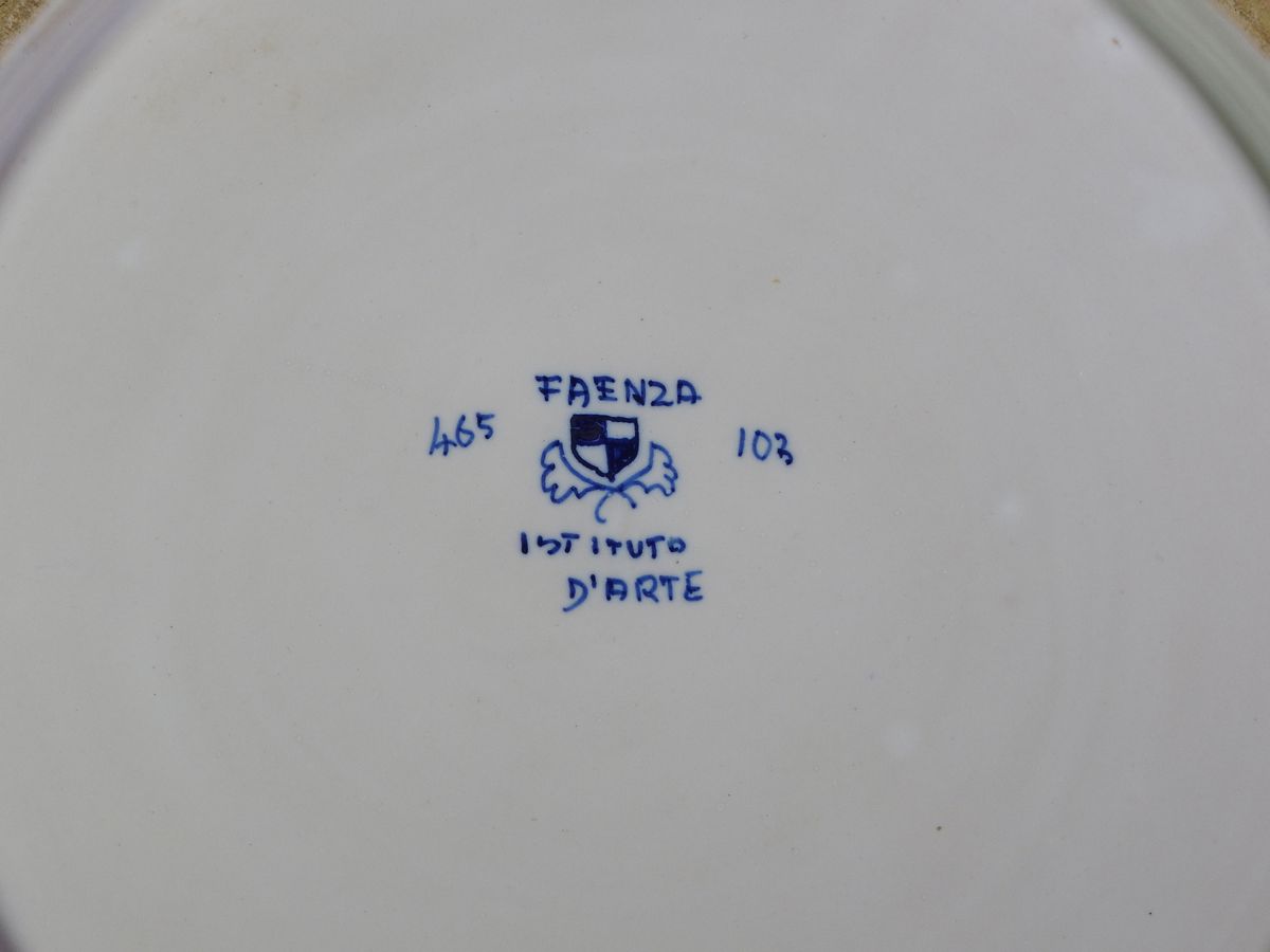 Piatto da Parata in Terracotta Smaltata di Faenza