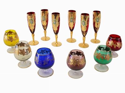 Due Serie di Bicchieri in Vetro Colorato Lumeggiato in Oro