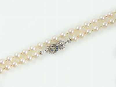 Parure Collana, Orecchini, Anello e Pendente in Oro Bianco, Diamanti, Zaffiri e Perle Coltivate