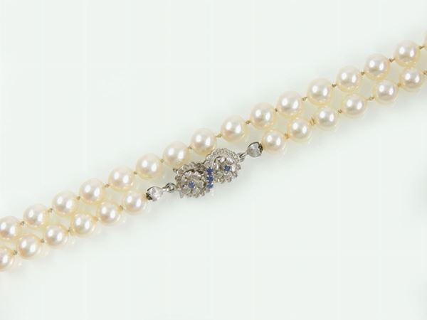 Parure collana, orecchini, anello e pendente in oro bianco, diamanti, zaffiri e perle coltivate