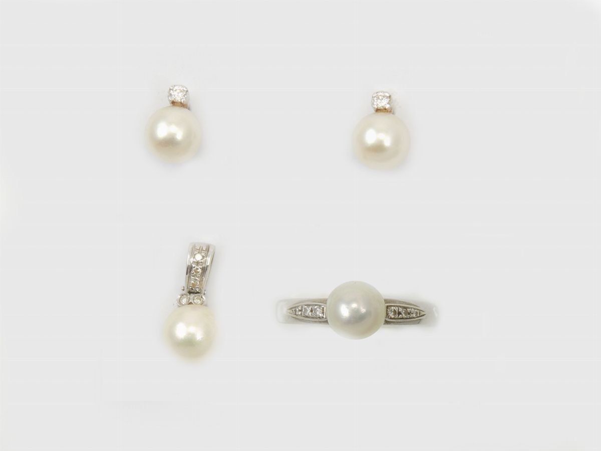 Parure Collana, Orecchini, Anello e Pendente in Oro Bianco, Diamanti, Zaffiri e Perle Coltivate