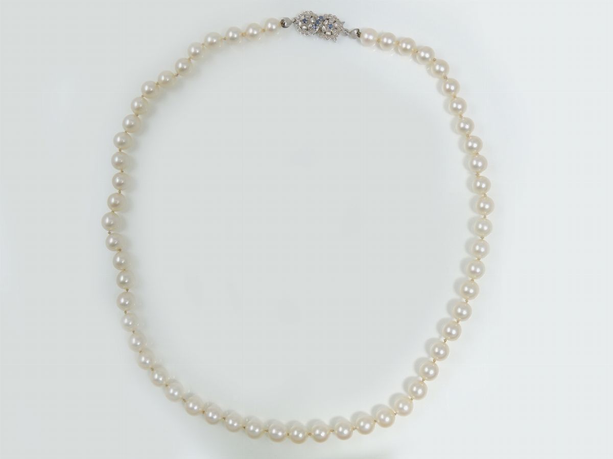 Parure Collana, Orecchini, Anello e Pendente in Oro Bianco, Diamanti, Zaffiri e Perle Coltivate