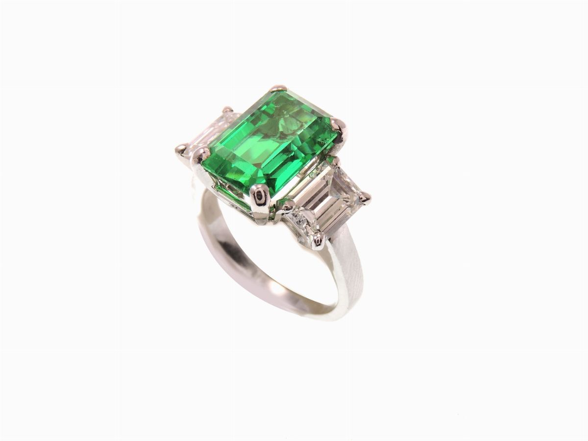 Anello in Oro Bianco con Diamanti e Smeraldo Colombiano