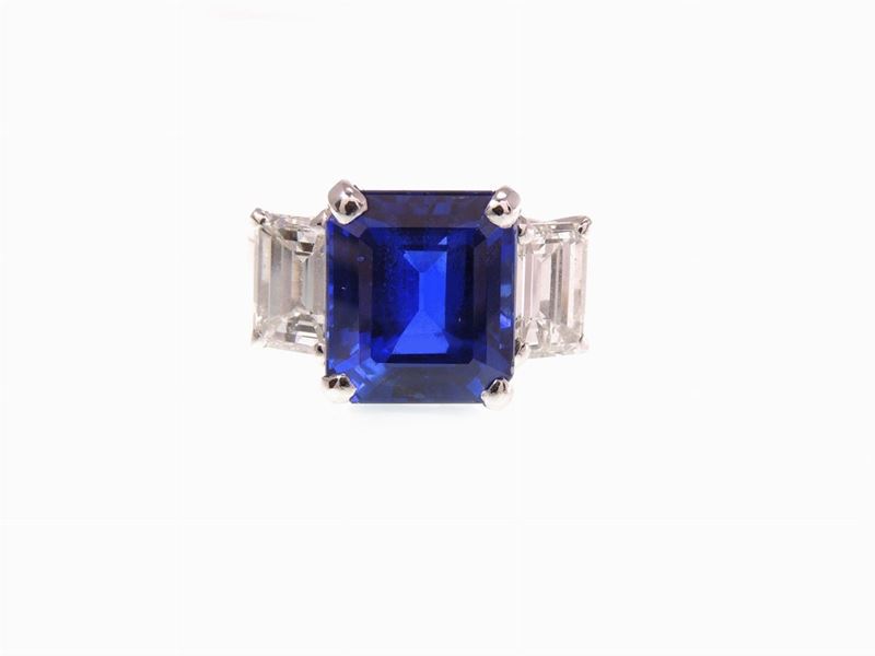 Anello in Oro Bianco con Diamanti e Zaffiro Naturale
