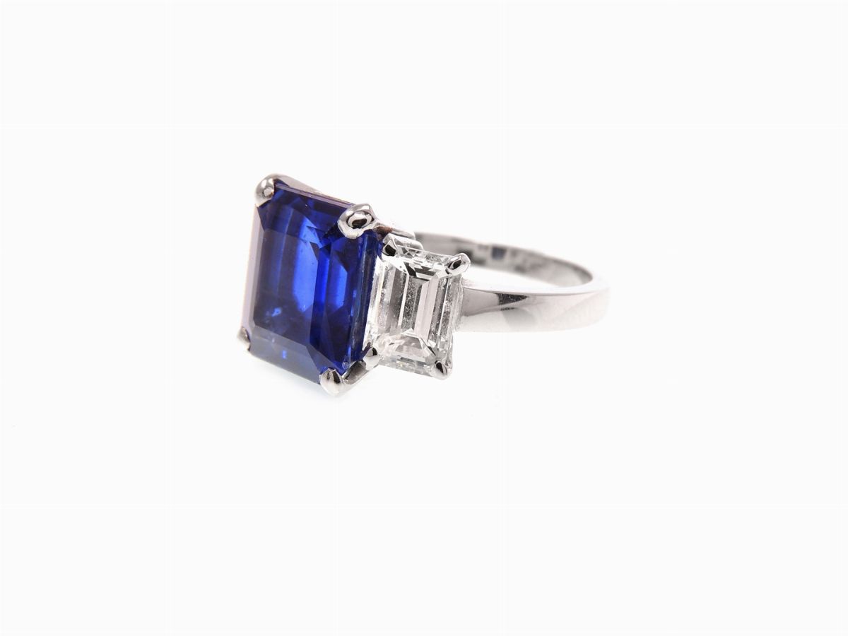 Anello in Oro Bianco con Diamanti e Zaffiro Naturale