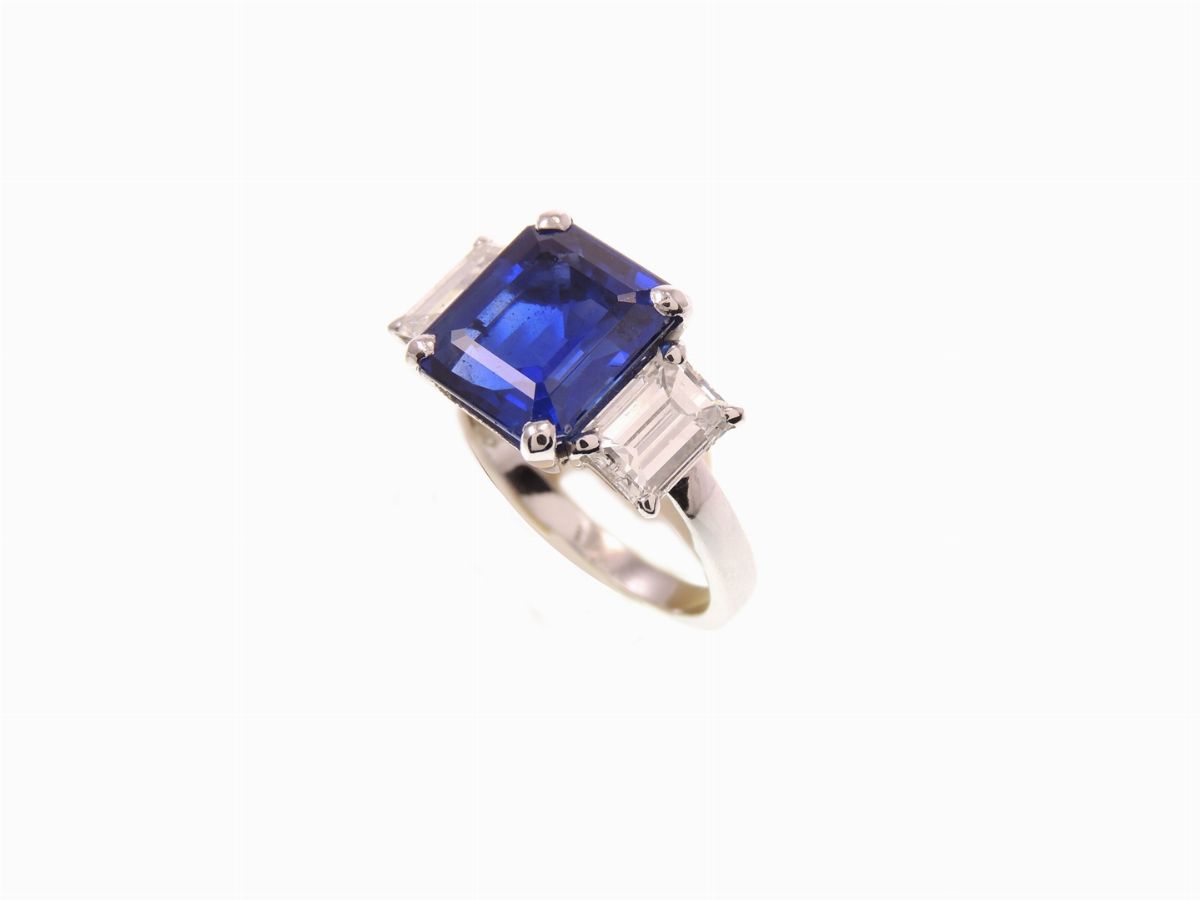 Anello in Oro Bianco con Diamanti e Zaffiro Naturale