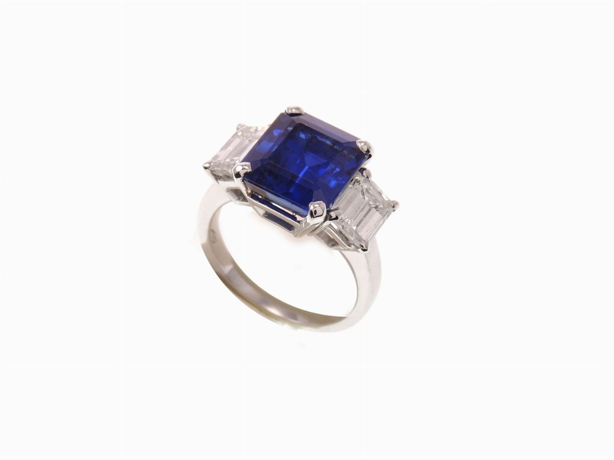 Anello in Oro Bianco con Diamanti e Zaffiro Naturale