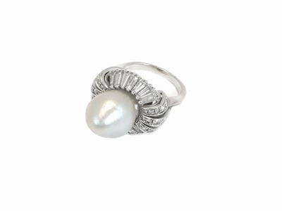 Anello in Oro Bianco con Diamanti e Perla a Goccia