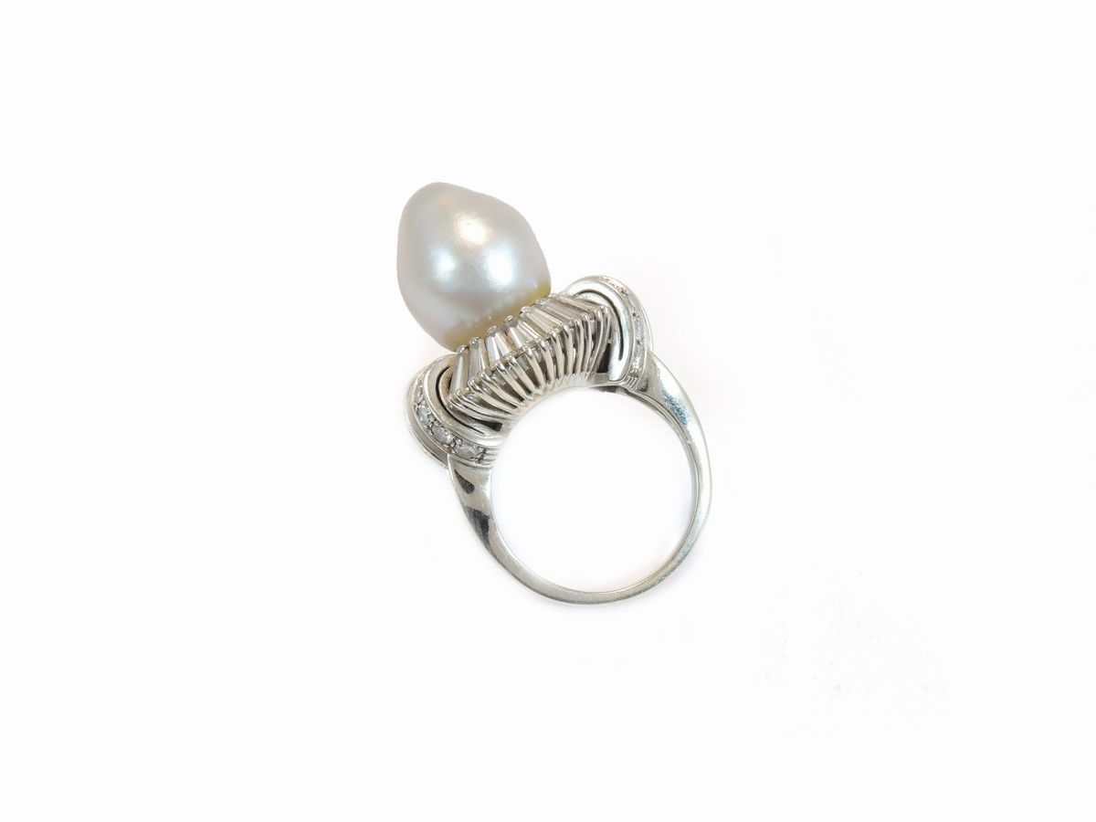 Anello in Oro Bianco con Diamanti e Perla a Goccia