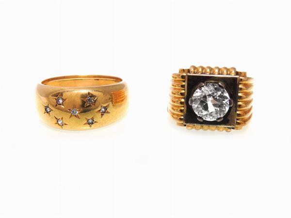 Due anelli in oro giallo e argento con pietre incolori
