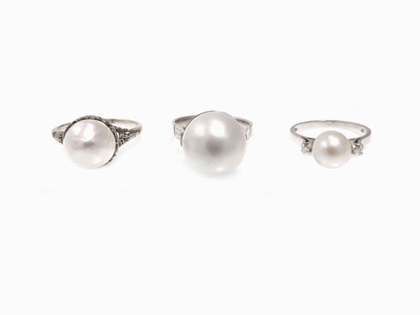 Tre anelli in oro bianco con perle e piccoli diamanti