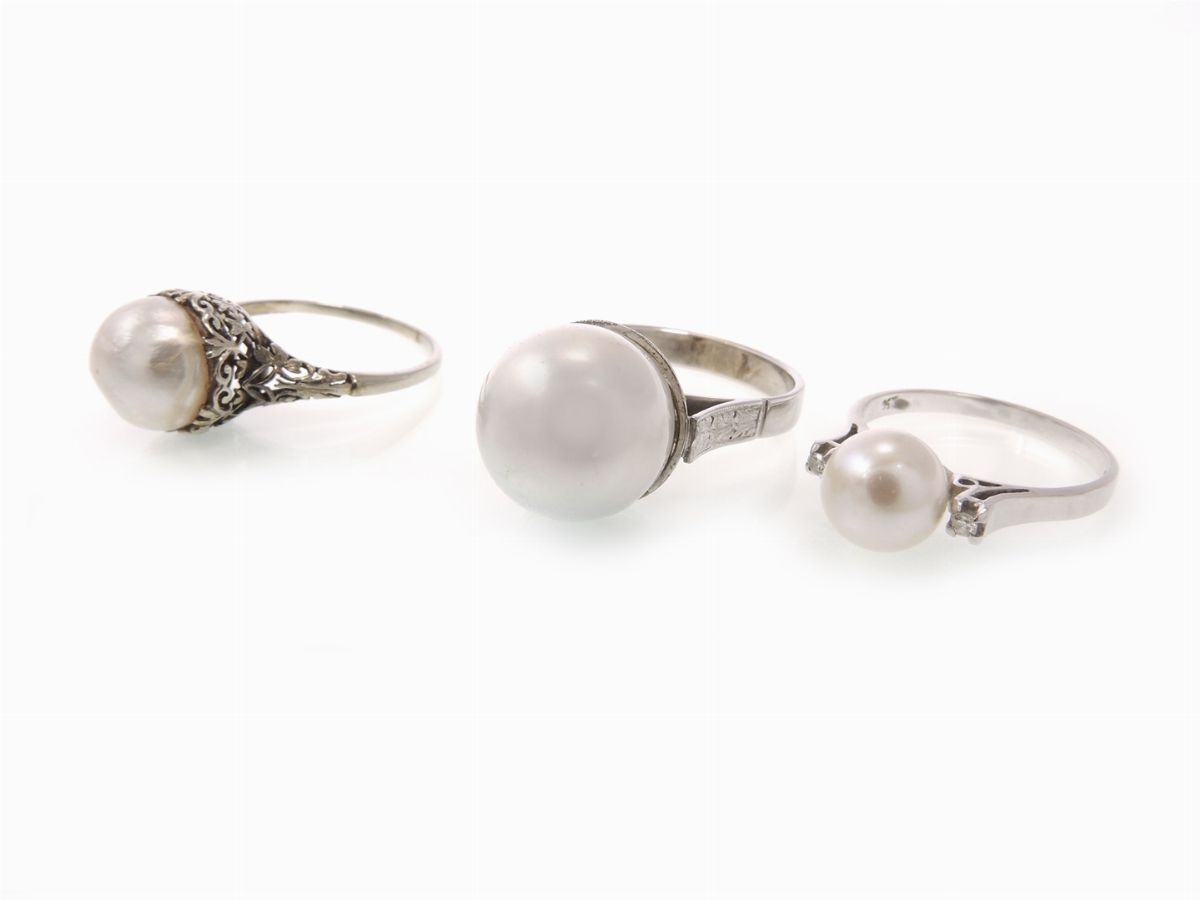 Tre Anelli in Oro Bianco con Perle e Piccoli Diamanti