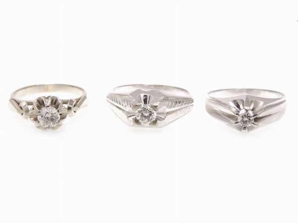Tre anelli solitari in oro bianco con diamanti