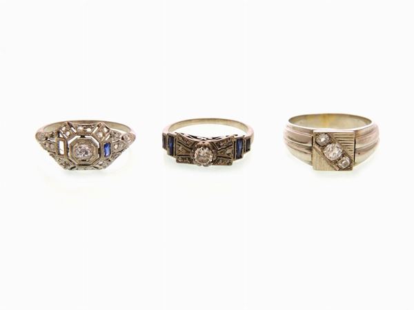 Tre anelli in oro bianco con diamanti e pietre blu