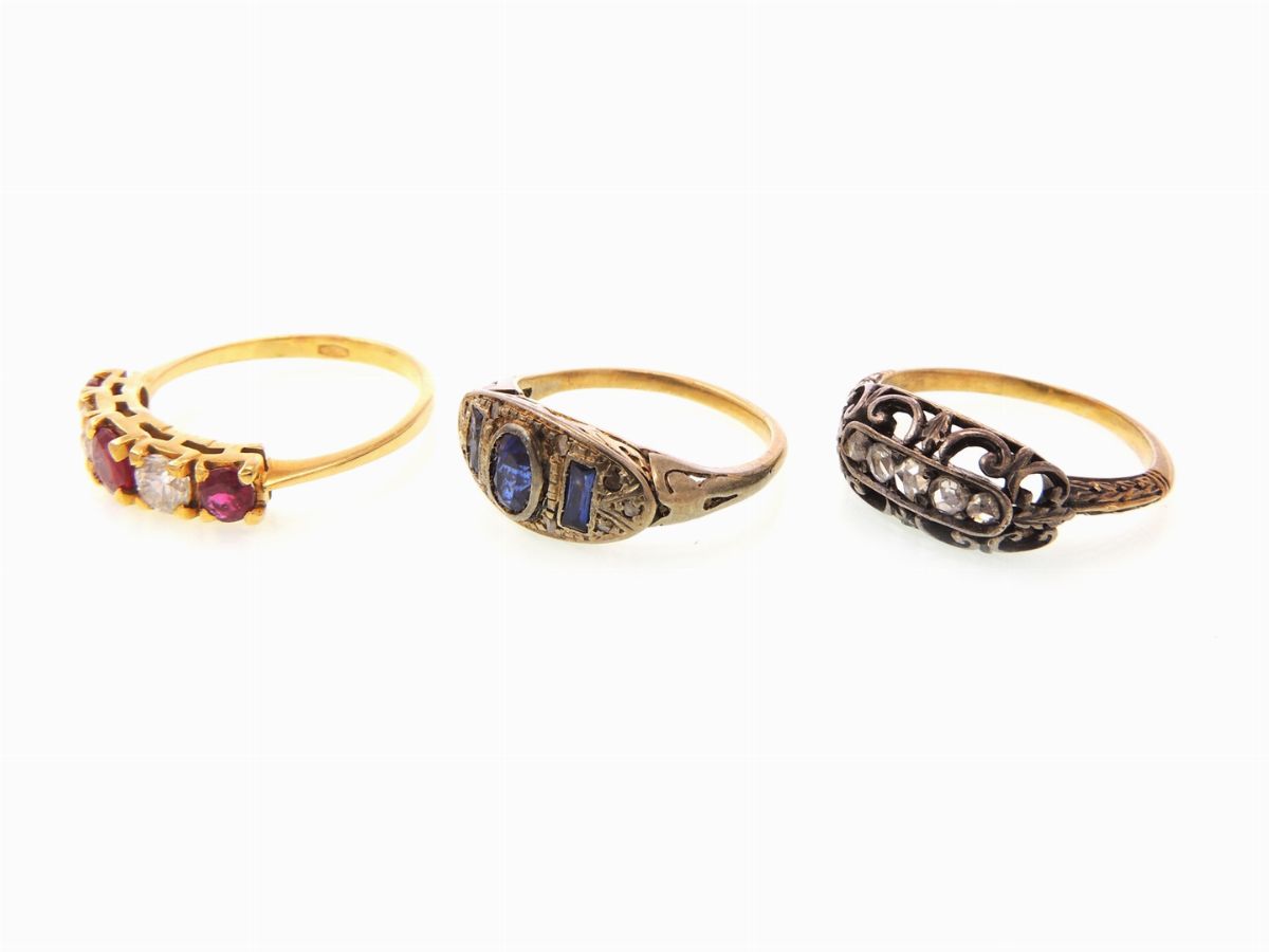Tre Anelli in Oro Giallo, Oro Bianco e Argento con Diamanti, Rubini e Pietre Blu