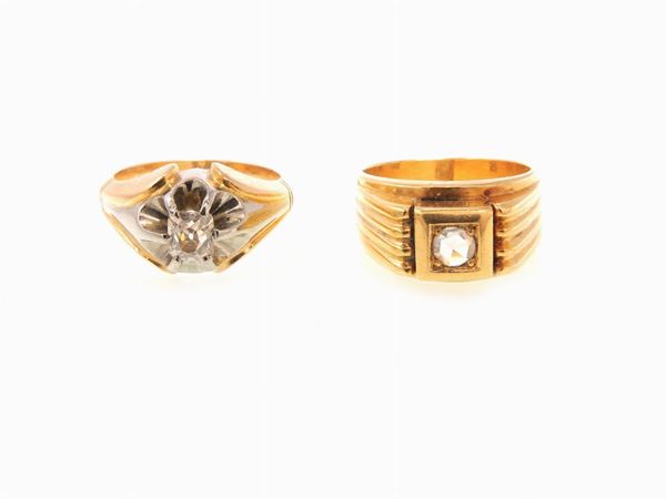 Due anelli in oro giallo e bianco con diamanti