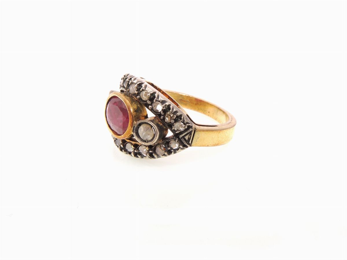 Anello in Oro Giallo e Argento con Diamanti e Rubino